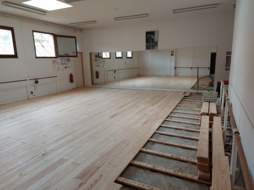 Reprise a neuf du parquet d'une salle de danse à Fontenille