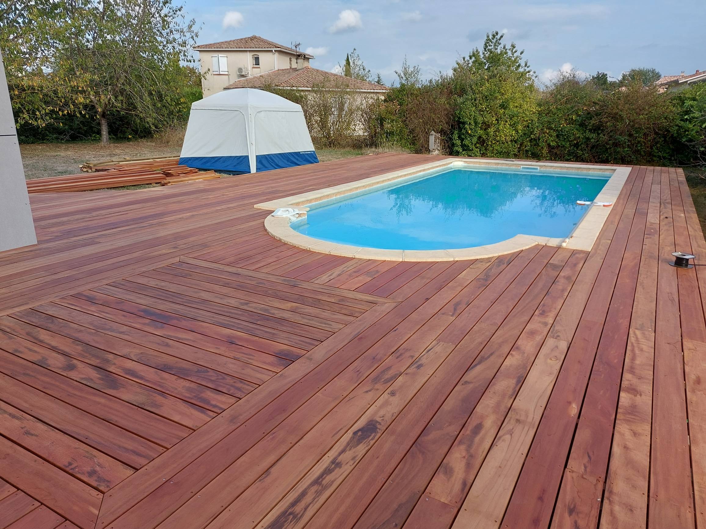 Il y a toujours de la place pour une belle terrasse autour de votre piscine